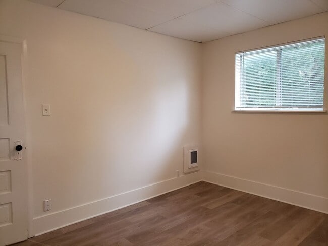 Building Photo - Arlington Pl. Triplex - EBB001