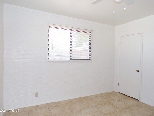 Building Photo - 307 1st St