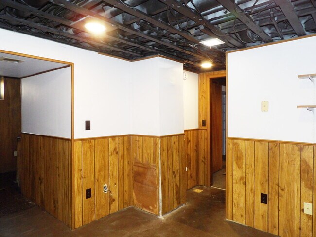 Building Photo - 3 Bedrooms | 2 Bathrooms Near UofM