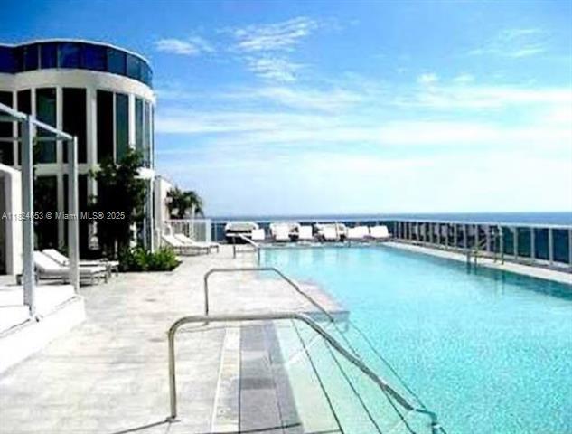 Building Photo - 16001 Collins Ave