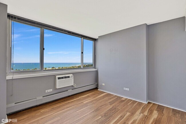 Building Photo - 2144 N Lincoln Park W