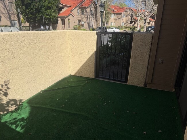 Building Photo - Beautiful 2 bed, 2 baths Summerplace townhome with community pool