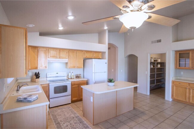Building Photo - 940 S Lafayette Dr
