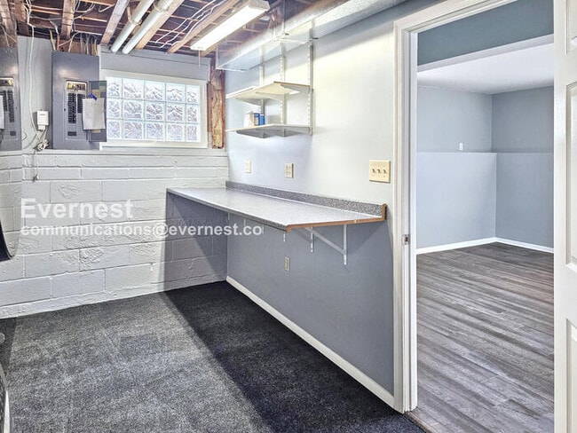 Building Photo - 123 Thomas Rd