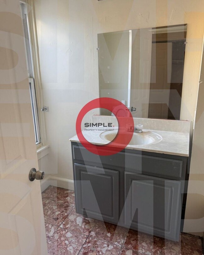 Building Photo - Great Location