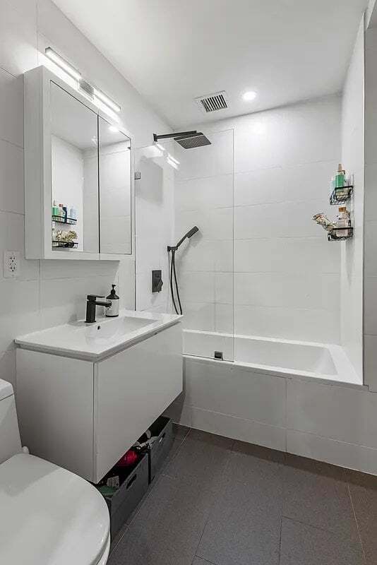 Building Photo - 241 W 75th St