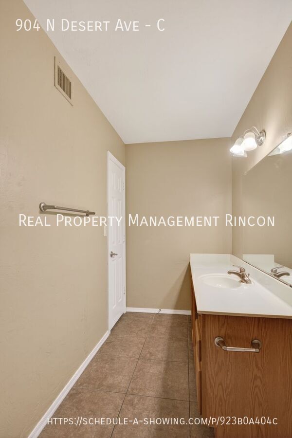 Building Photo - 904 N Desert Ave