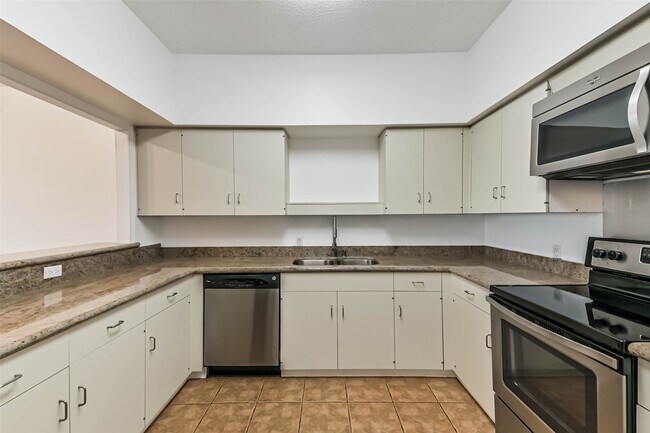 Building Photo - 14 Greenway Plz