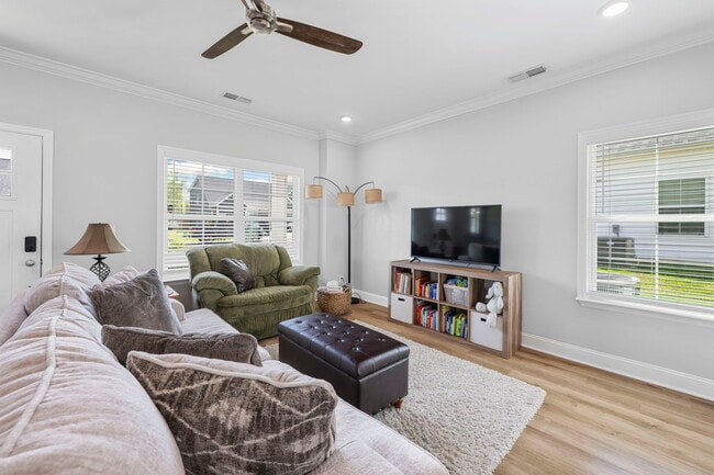 Building Photo - 631 NE Bellingham Dr