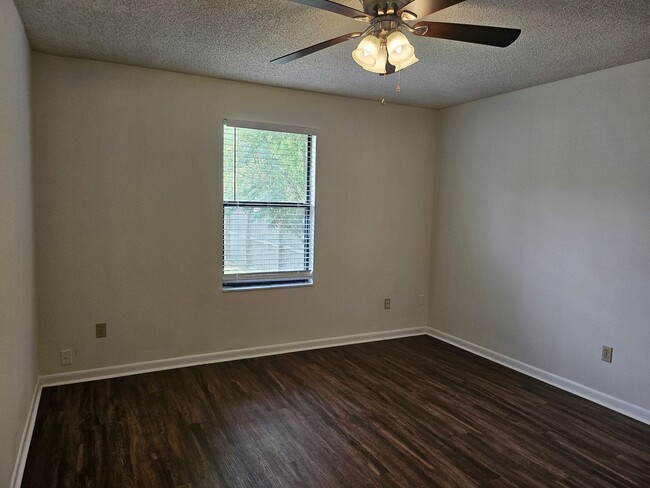 Building Photo - 2/2 - Jefferson Avenue - Newly updated
