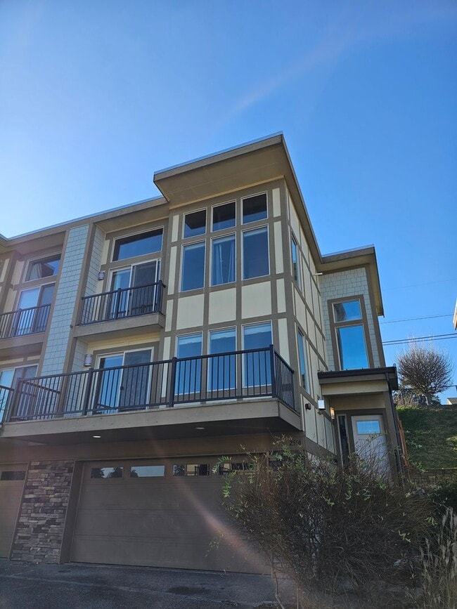 Building Photo - Bremerton Townhome with Puget Sound Views