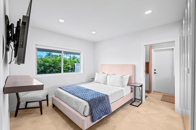 Building Photo - 1725 NE 23rd Ave