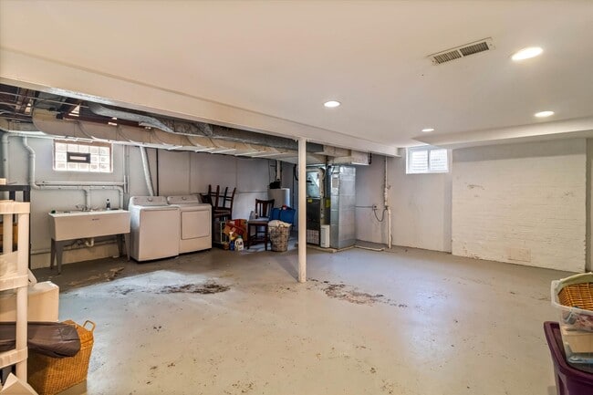 Building Photo - 745 Greenview Pl