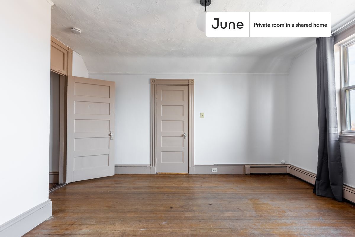 Building Photo - Room in Shared 3 bed/1 bath home