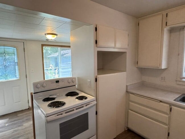 Building Photo - SINGLE FAMILY HOME WITH BONUS ROOM OFF THE DETACHED GARAGE- GARDNERS DREAM