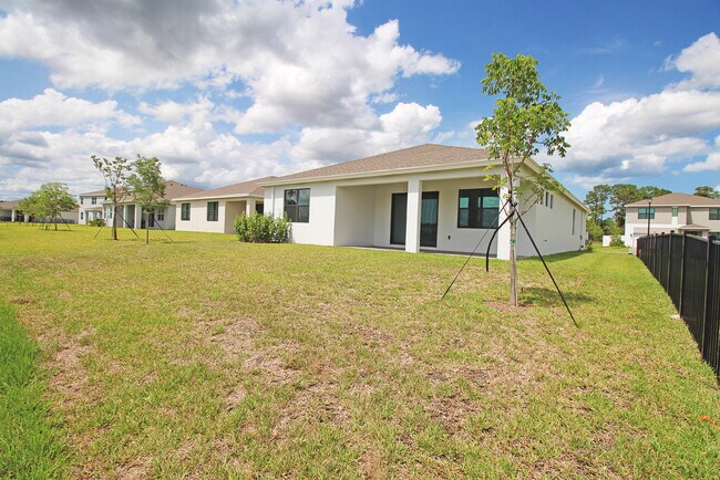 Building Photo - 5929 SE Sky Blue Cir