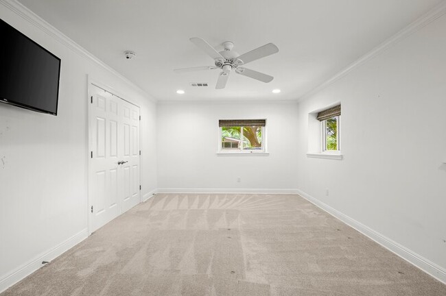 Building Photo - 5475 S Ridge Dr