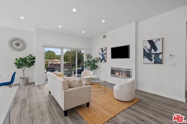 Building Photo - 5114 Cahuenga Blvd