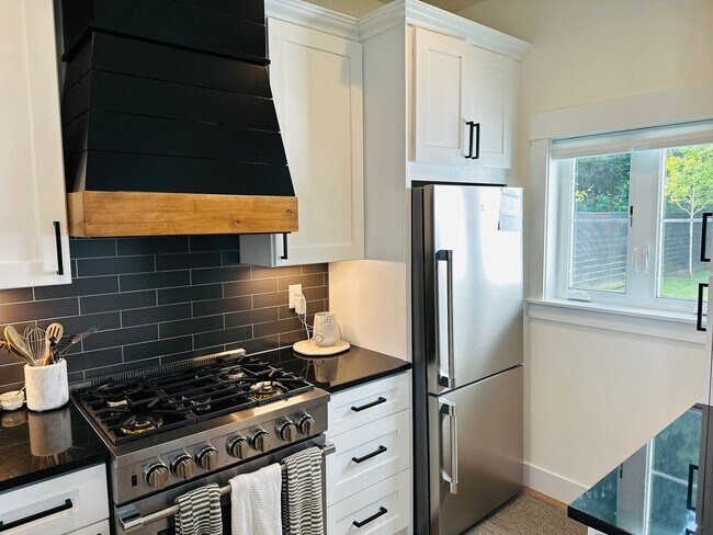 Building Photo - The Green at Felida Park Stunning Home