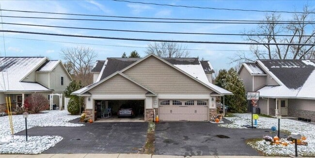 Building Photo - 949 Hudson Ave