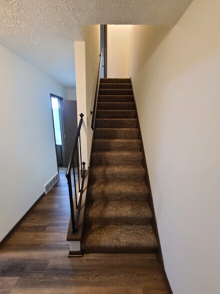 Entry - 209 Whittier Dr S