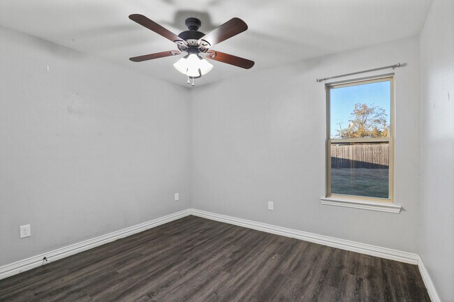 Building Photo - 401 Maple Row