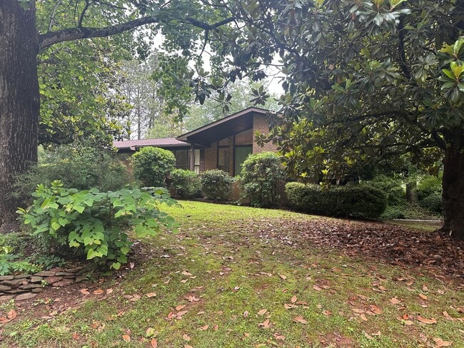 Building Photo - Private, Spacious, Well Maintained 3 Bedro...