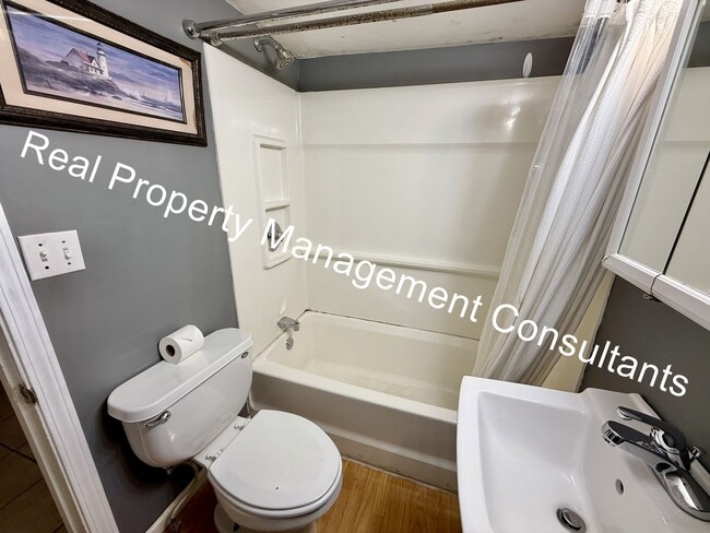 Building Photo - 3 Bedroom with Spacious Backyard
