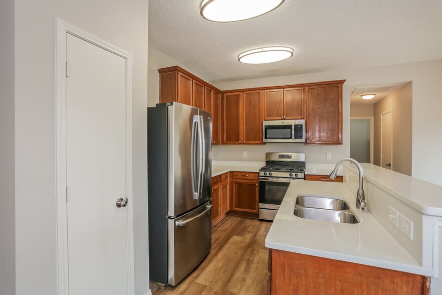 Building Photo - 2504 Frontier Dr