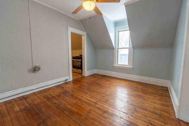 Building Photo - 300-302 Spencer