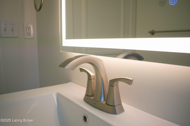 Building Photo - 2725 Brownsboro Rd