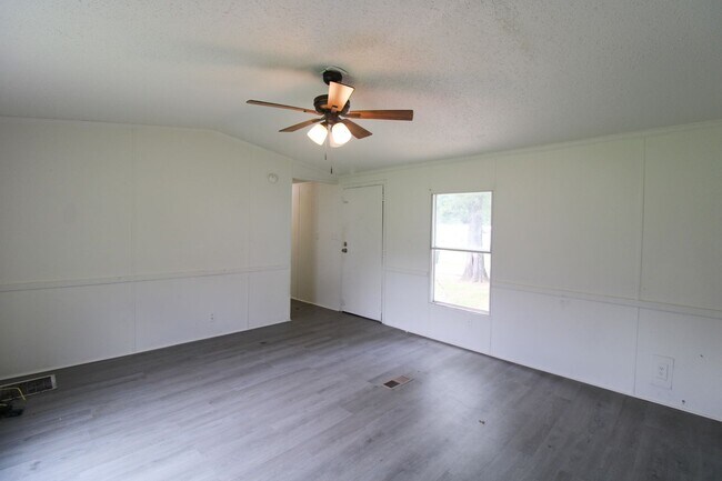 Building Photo - Move-In Ready • 3 Bedrooms • Lawn Care Included!