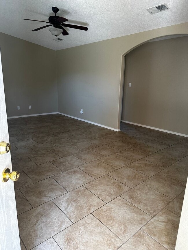 Building Photo - Northern Meadows Cutie!