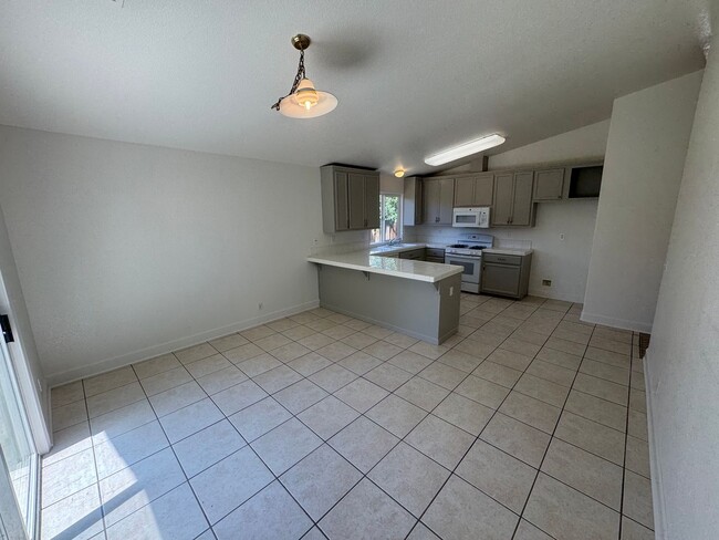 Building Photo - 3 bedroom | 2 bathroom | Single family hom...
