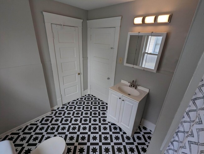 Building Photo - Spacious Colonial Home with Wood Columns a...