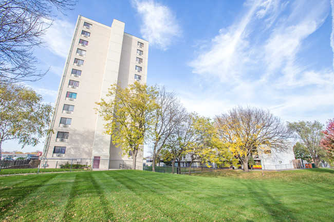 Primary Photo - Parkview Apartments