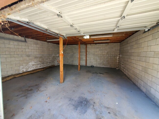 Building Photo - *Coming Soon*  2 Bedroom 1 bath home with ...