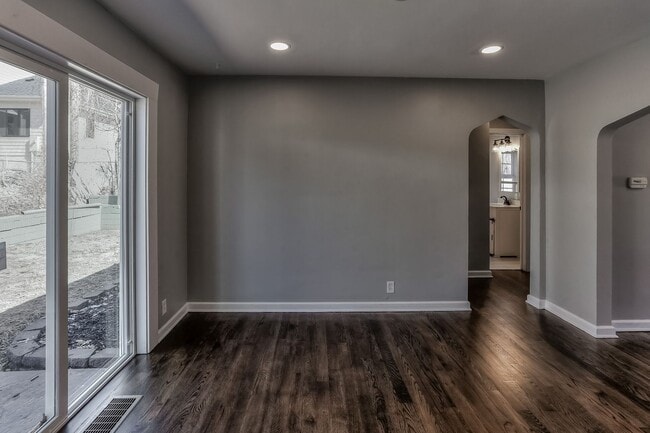 Building Photo - Amazing Aksarben Home
