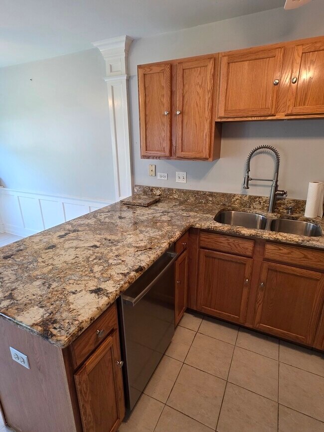 Building Photo - 408 Woodview Cir