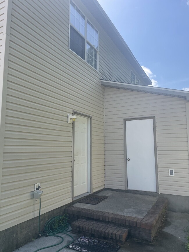 Building Photo - Two Bedroom, 1.5 Bath Townhome-201 Mesa Ln.