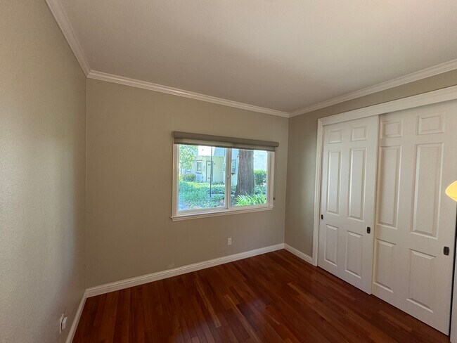 Building Photo - 1400 Bowe Ave
