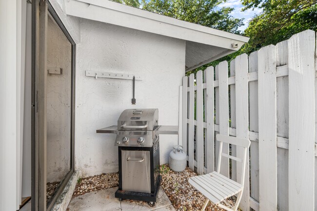 Building Photo - 2221 Florida Blvd