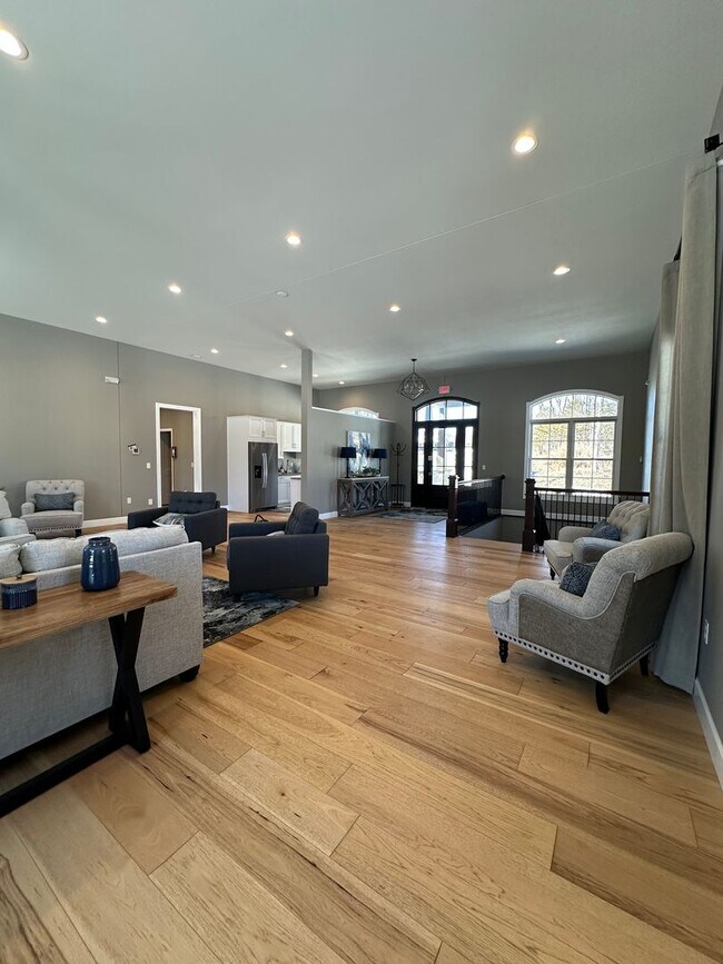 Building Photo - 1121-MF4-E