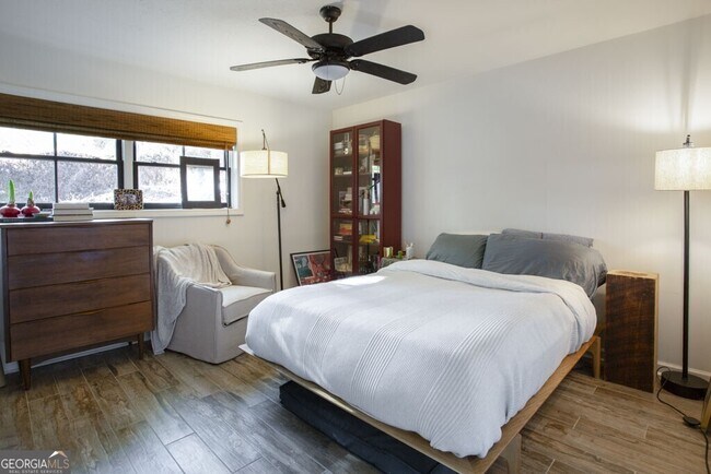 Building Photo - 8885 Bay Dr