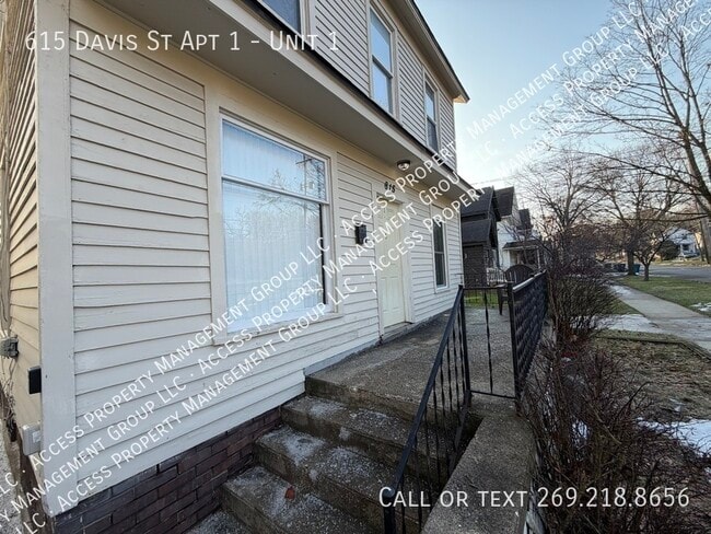 Building Photo - 615 Davis St