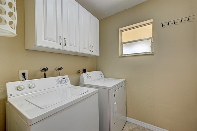 Building Photo - 8760 Azalea Ct