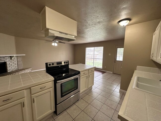 Building Photo - Charming Home With Large Back Yard!