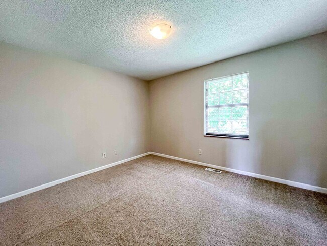 Building Photo - Conveniently Located 2-bedroom Townhome
