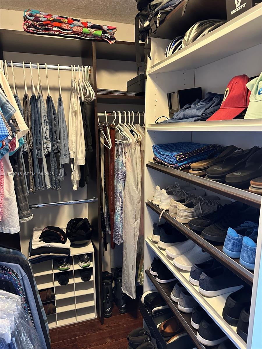 Building Photo - 925 NE 26th Ave