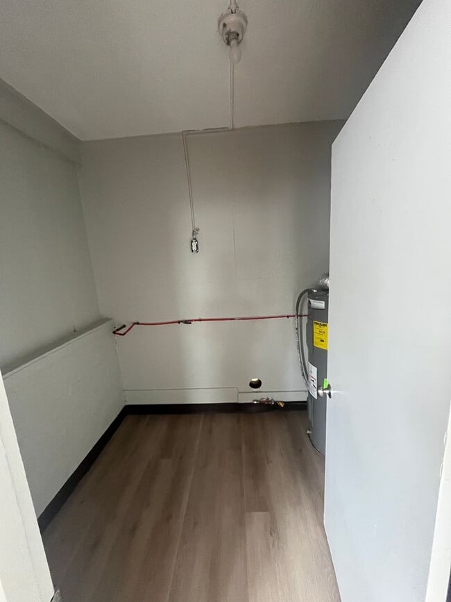 Building Photo - Gorgeous Fully Renovated 3/1!